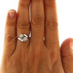 Anello contrarié in oro bianco con diamanti taglio brllante