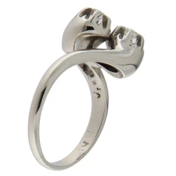 Anello contrarié in oro bianco con diamanti taglio brllante
