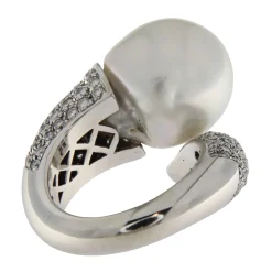 Anello contrarié in oro bianco con perla e diamanti 1,51 ct