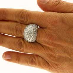 Anello cupola in oro bianco con pavé di diamanti