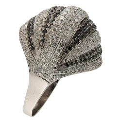 Anello cupola in oro bianco con pavé di diamanti bianchi e neri