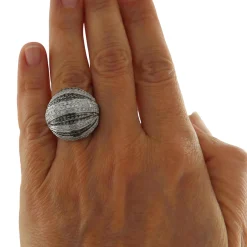 Anello cupola in oro bianco con pavé di diamanti bianchi e neri