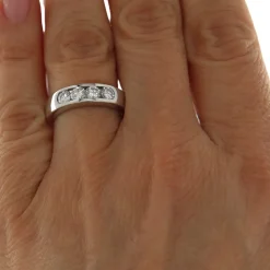 Anello fedina in oro bianco e diamanti