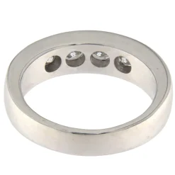 Anello fedina in oro bianco e diamanti