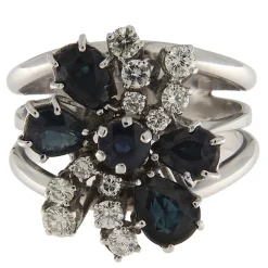 Anello in oro bianco a fiore con zaffiri e diamanti