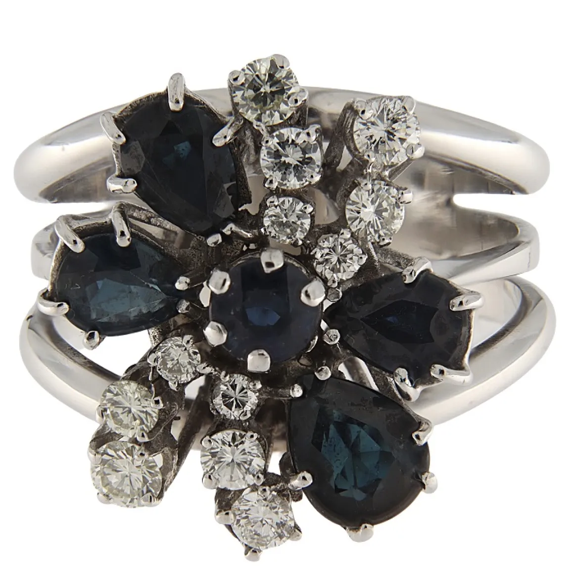 Anello in oro bianco a fiore con zaffiri e diamanti