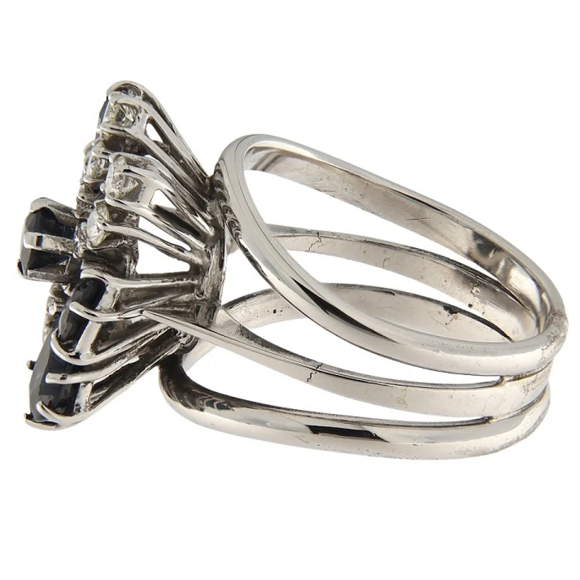 Anello in oro bianco a fiore con zaffiri e diamanti