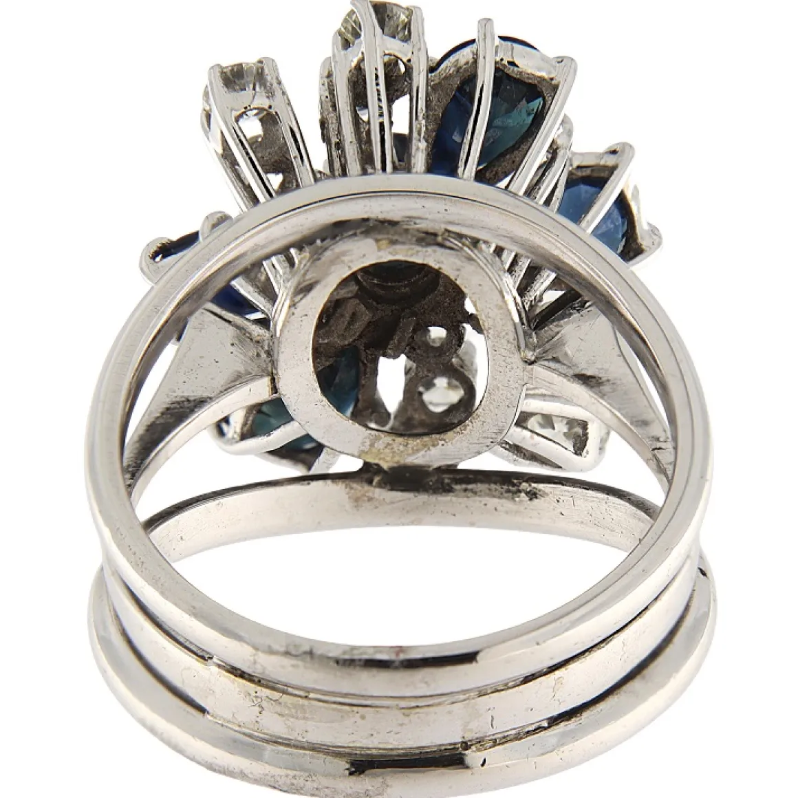 Anello in oro bianco a fiore con zaffiri e diamanti