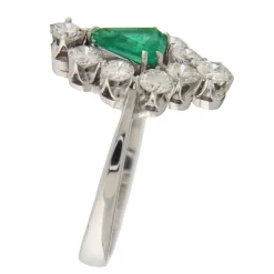 Anello in oro bianco con smeraldo 0,75 ct e contorno di diamanti
