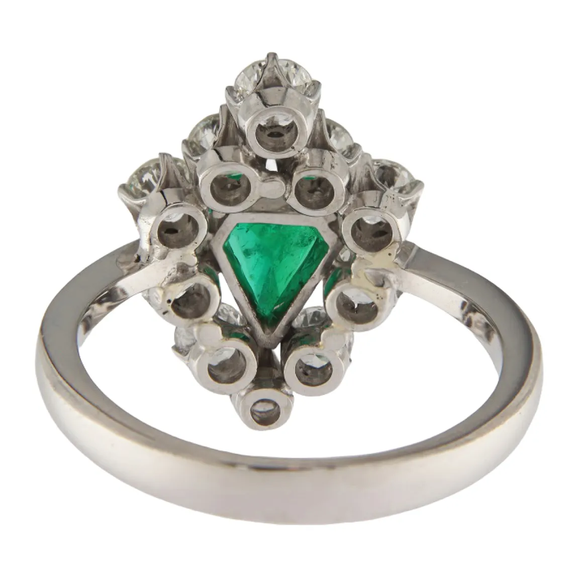 Anello in oro bianco con smeraldo 0,75 ct e contorno di diamanti