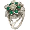 Anello in oro bianco con smeraldi e diamanti