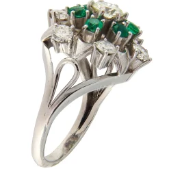 Anello in oro bianco con smeraldi e diamanti