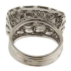 Anello in oro bianco con diamanti taglio brillante e taglio baguette