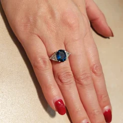 Anello in oro bianco con zaffiro 3,40 ct e diamanti taglio trilliant