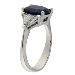 Anello in oro bianco con zaffiro 3,40 ct e diamanti taglio trilliant