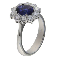 Anello in oro bianco con zaffiro 2,13 ct e contorno di diamanti