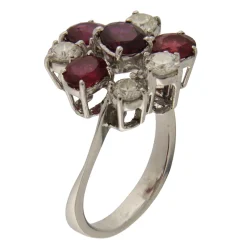 Anello in oro bianco con rubini e diamanti 0,60 ct