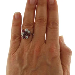 Anello in oro bianco con rubini e diamanti 0,60 ct