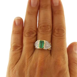 Anello in oro giallo e bianco con smeraldo 2,44 ct e diamanti