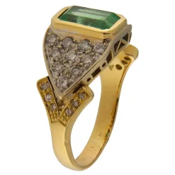 Anello in oro giallo e bianco con smeraldo 2,44 ct e diamanti