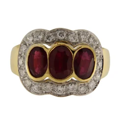 Anello in oro giallo e bianco con rubini e brillanti