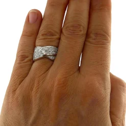 Anello in oro giallo e bianco a fasce incrociate con diamanti