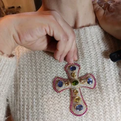 Ciondolo croce in oro giallo con pavé di diamanti, rubini e corindoni