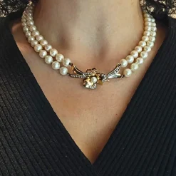 Collana in oro giallo, bianco e diamanti con due fili di perle Akoya