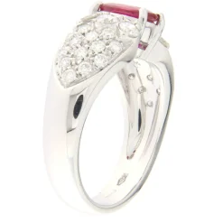 Guidetti | Anello in oro bianco con diamanti taglio brillante e rubino