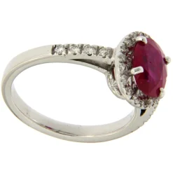 Guidetti | Anello in oro bianco con rubino centrale e contorno di diamanti