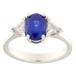 Guidetti | Anello in oro bianco con zaffiro certificato IGI e contorno di diamanti taglio triangolare