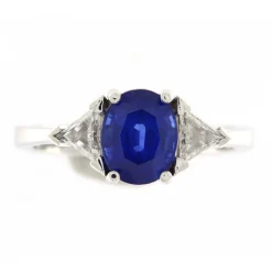 Guidetti | Anello in oro bianco con zaffiro certificato IGI e contorno di diamanti taglio triangolare