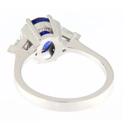 Guidetti | Anello in oro bianco con zaffiro certificato IGI e contorno di diamanti taglio triangolare