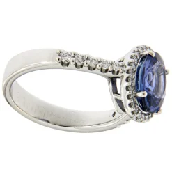 Guidetti | Anello in oro bianco con zaffiro e contorno di diamanti taglio brillante