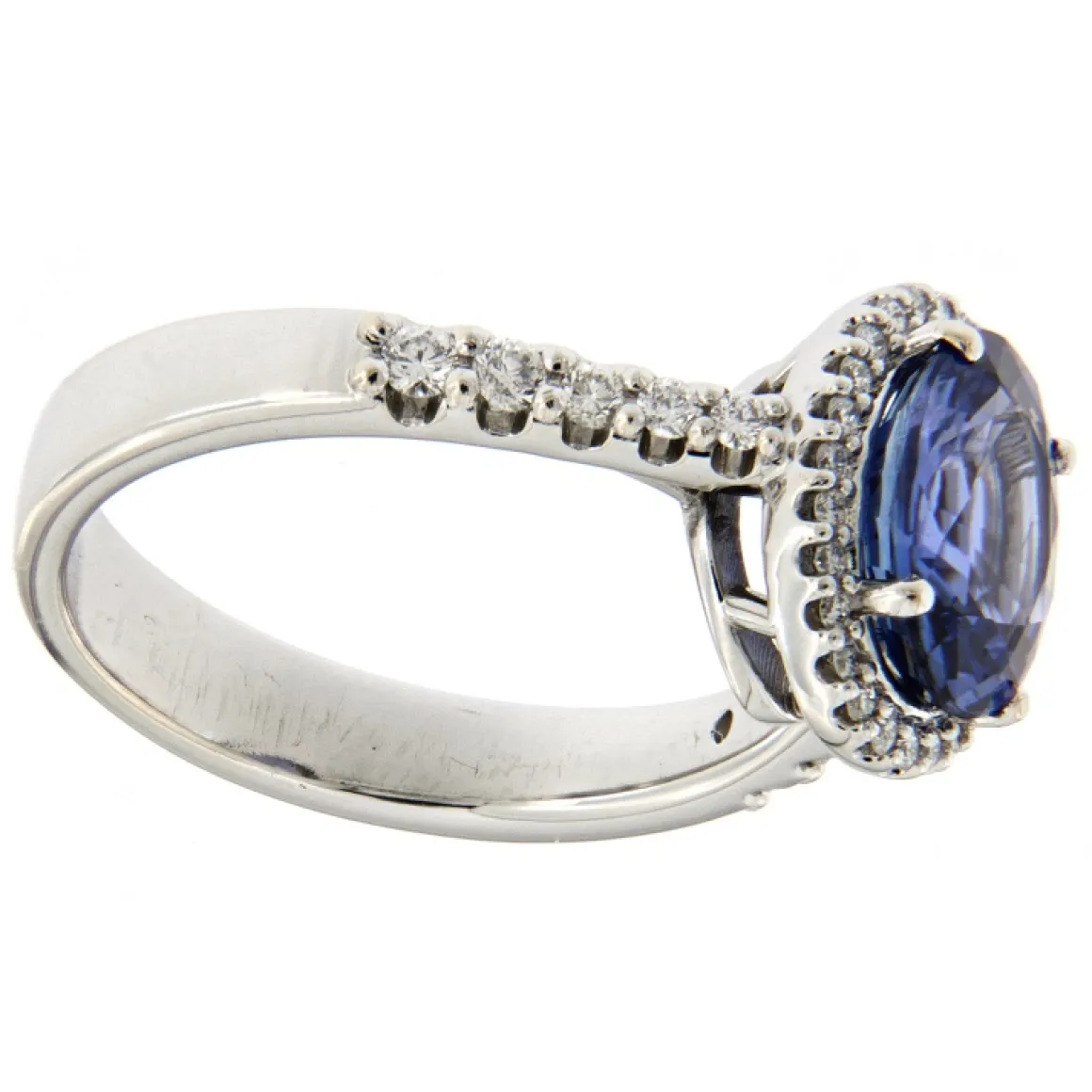 Guidetti | Anello in oro bianco con zaffiro e contorno di diamanti taglio brillante