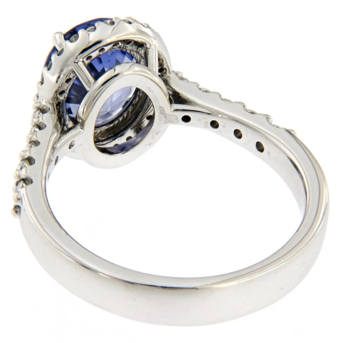 Guidetti | Anello in oro bianco con zaffiro e contorno di diamanti taglio brillante