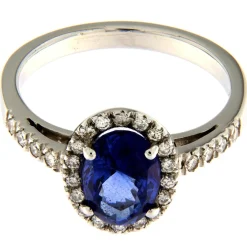Guidetti | Anello in oro bianco con zaffiro ct 2,45 e diamanti taglio brillante 0,28 ct