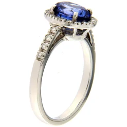 Guidetti | Anello in oro bianco con zaffiro ct 2,45 e diamanti taglio brillante 0,28 ct