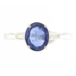 Guidetti | Anello in oro bianco con zaffiro e diamanti taglio baguette