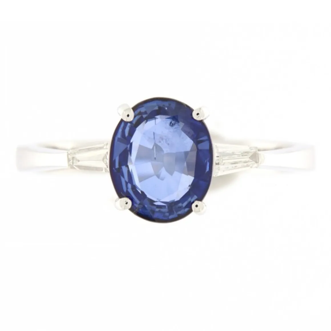 Guidetti | Anello in oro bianco con zaffiro e diamanti taglio baguette