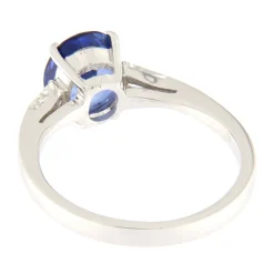 Guidetti | Anello in oro bianco con zaffiro e diamanti taglio baguette