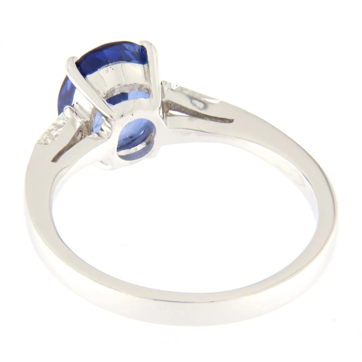 Guidetti | Anello in oro bianco con zaffiro e diamanti taglio baguette