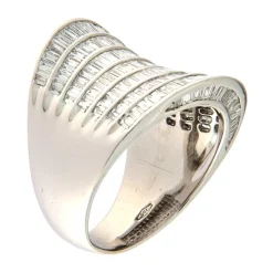 Guidetti | Anello in oro bianco con file di diamanti taglio baguette