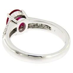 Guidetti | Anello in oro bianco con rubino e contorno di diamanti