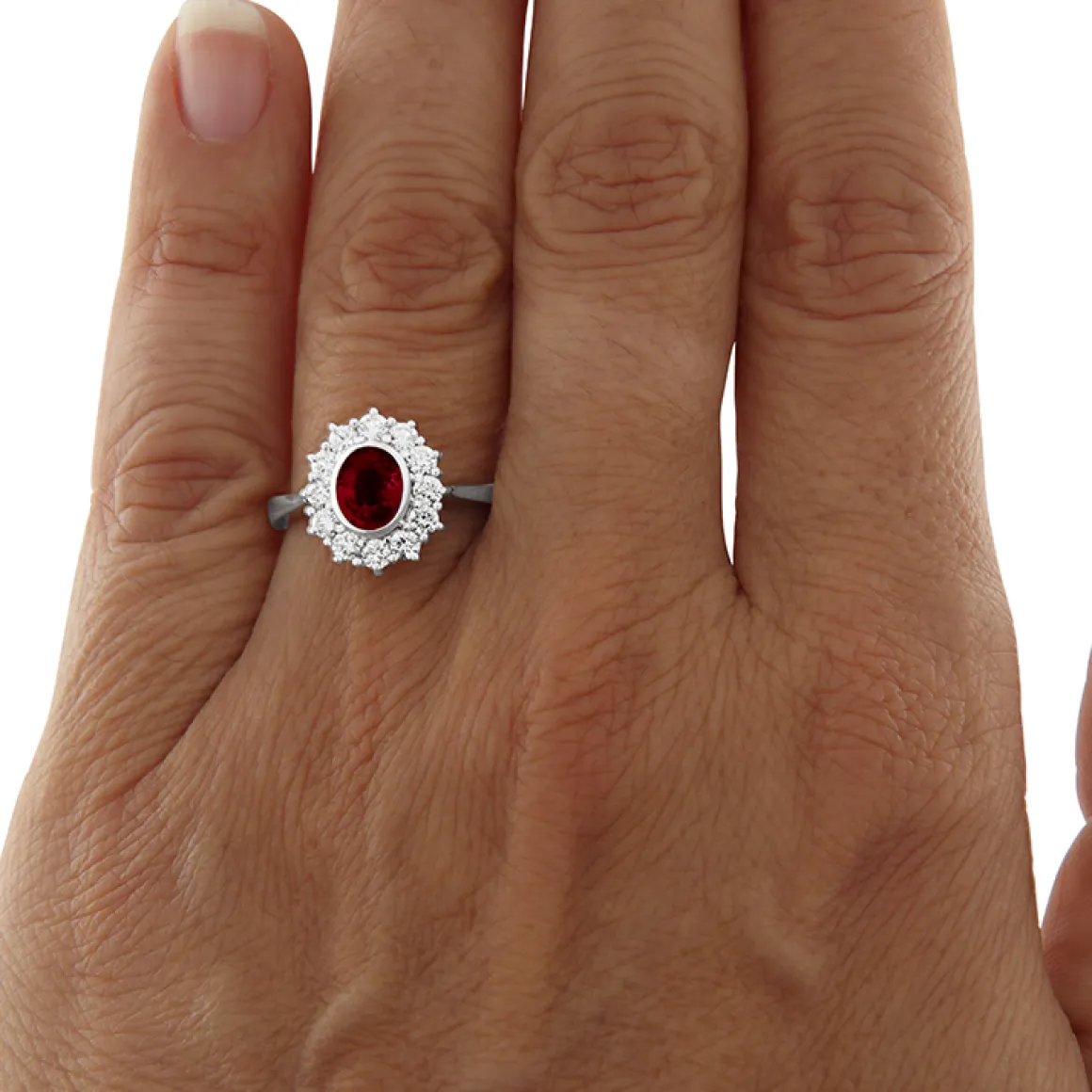 Guidetti | Anello in oro bianco con rubino 0,84 ct e contorno di diamanti