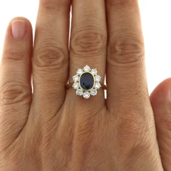 Guidetti | Anello in oro giallo e bianco con zaffiro e contorno di diamanti