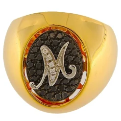 Guidetti | Anello in oro rosa con pavé ovale di diamanti neri e iniziale M in oro bianco con diamanti bianchi