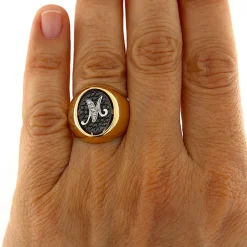Guidetti | Anello in oro rosa con pavé ovale di diamanti neri e iniziale M in oro bianco con diamanti bianchi