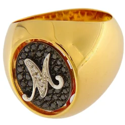 Guidetti | Anello in oro rosa con pavé ovale di diamanti neri e iniziale M in oro bianco con diamanti bianchi