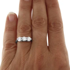 Guidetti | Anello trilogy in oro bianco con diamanti taglio brillante 1,35 ct